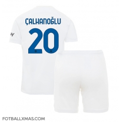 Inter Milan Hakan Calhanoglu #20 Bortedraktsett Barn 2023-24 Kortermet (+ Korte bukser)