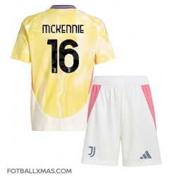 Juventus Weston McKennie #16 Bortedraktsett Barn 2024-25 Kortermet (+ Korte bukser)