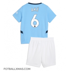 Manchester City Nathan Ake #6 Hjemmedraktsett Barn 2024-25 Kortermet (+ Korte bukser)